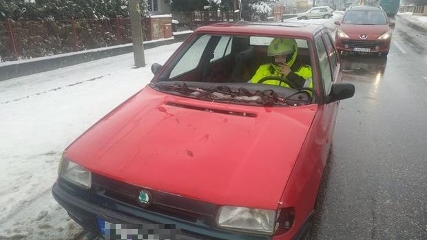 Slovenští policisté zastavili škodovku bez motoru ve vleku